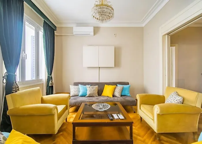 Emporikon Apartment Steps From Historic Center Atene, Grecia