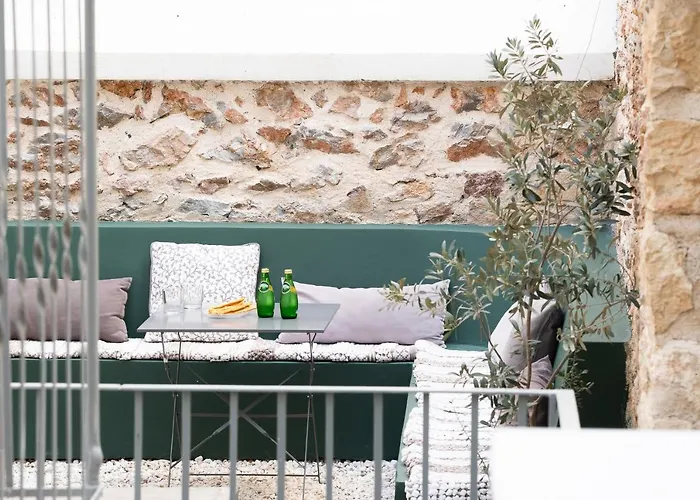Central5 Boutique Apartments With Common Garden Next To Metro Athene, Griekenland