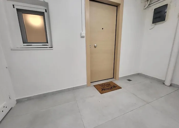 Athens Cosy Semi-Basement Apartment, Grecia