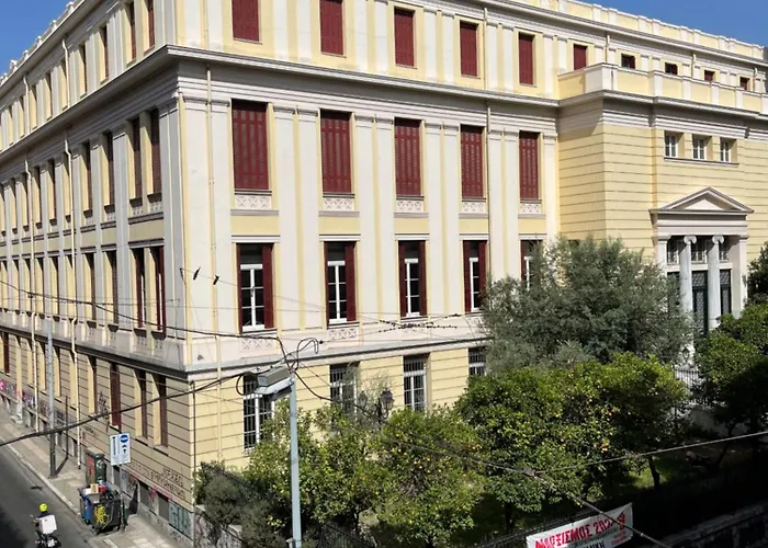 Spacious Athenian 2 Bedroom Apartment Next Metro And Museum, Grecia
