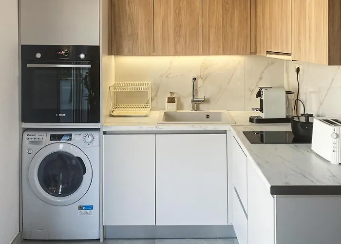Modern Athens Apartment With Large Private Balcony And Free Parking, Grecia