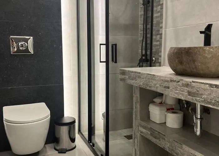 Purple- Lux studio 2' from metro Petralona Atene, Grecia