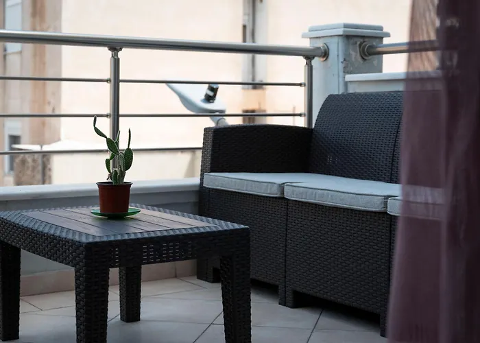 3Ba Next To Metro And Athens City Center With View, Grecia