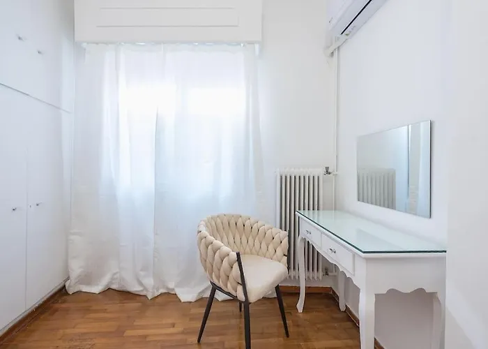 Athens City Gem In Koukaki, Grecja