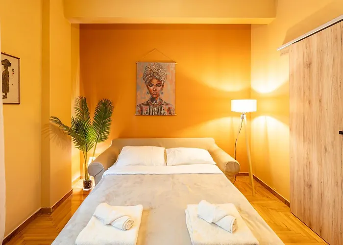 Renovated 2 Bedroom Apartment In City Centre Atene, Grecia