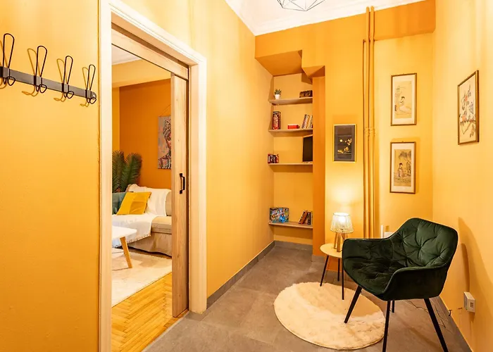 Renovated 2 Bedroom Apartment In City Centre Ateny, Grecja