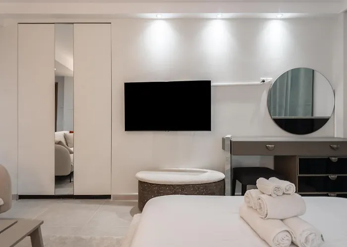 Seabreeze Luxury Condo In Flisvos Marina